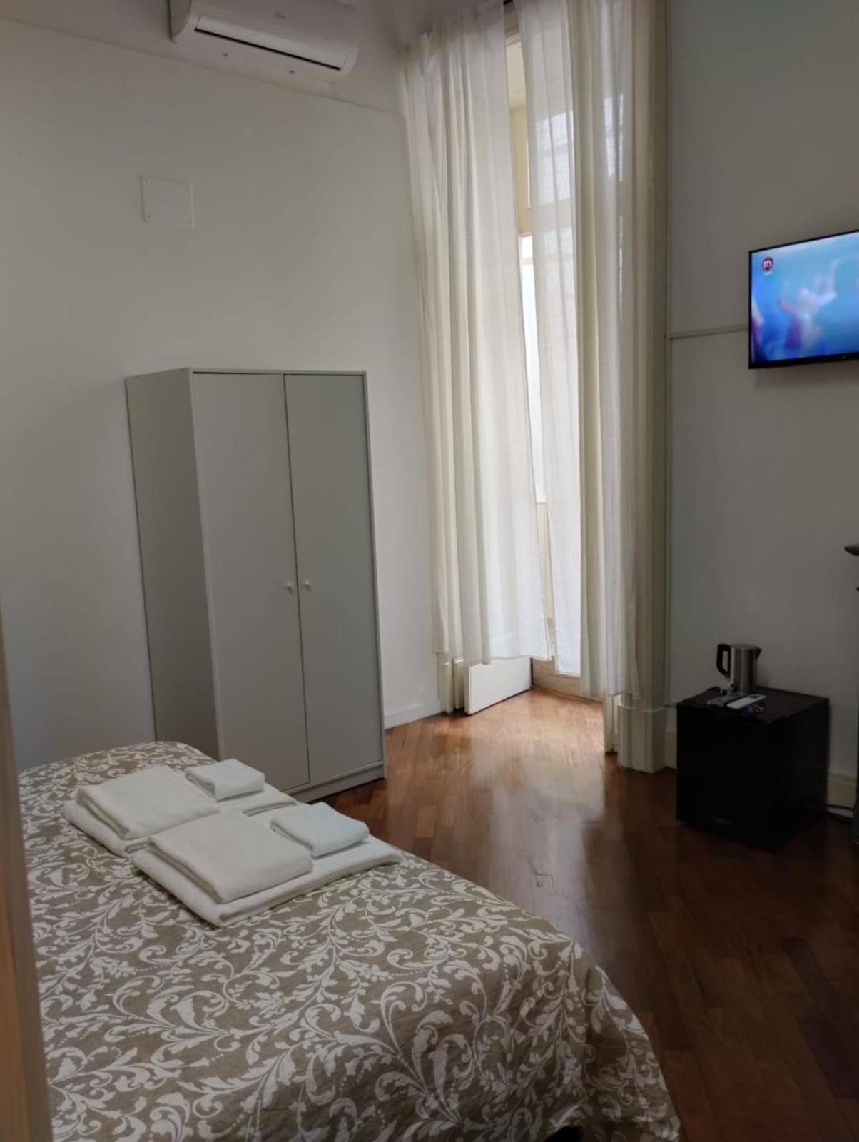 Residence E Appartamenti Cavallerizza Неаполь Екстер'єр фото