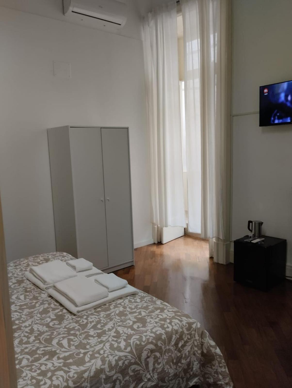 Residence E Appartamenti Cavallerizza Неаполь Екстер'єр фото