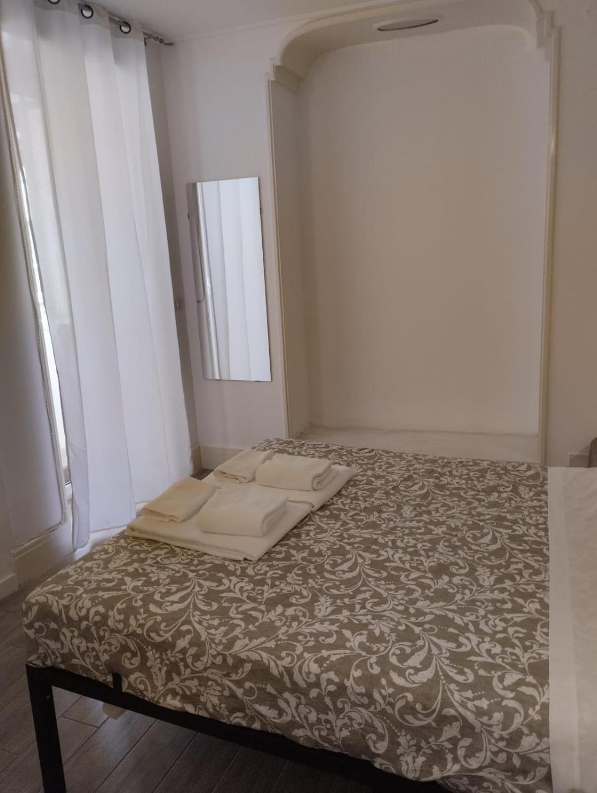 Residence E Appartamenti Cavallerizza Неаполь Екстер'єр фото