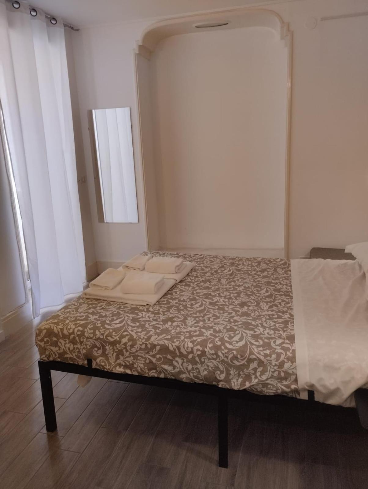 Residence E Appartamenti Cavallerizza Неаполь Екстер'єр фото