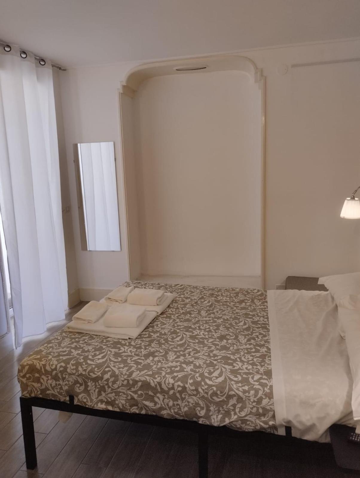 Residence E Appartamenti Cavallerizza Неаполь Екстер'єр фото